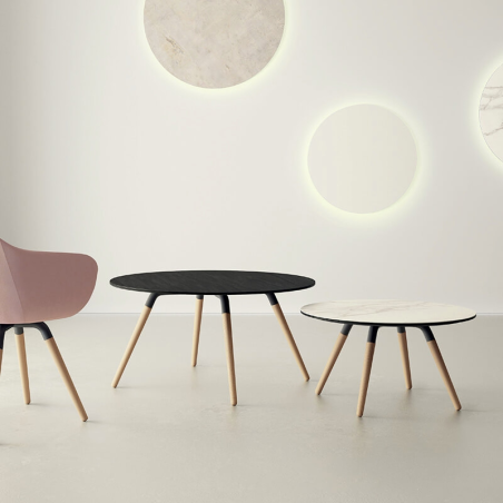 Table ronde en céramique avec pieds en bois