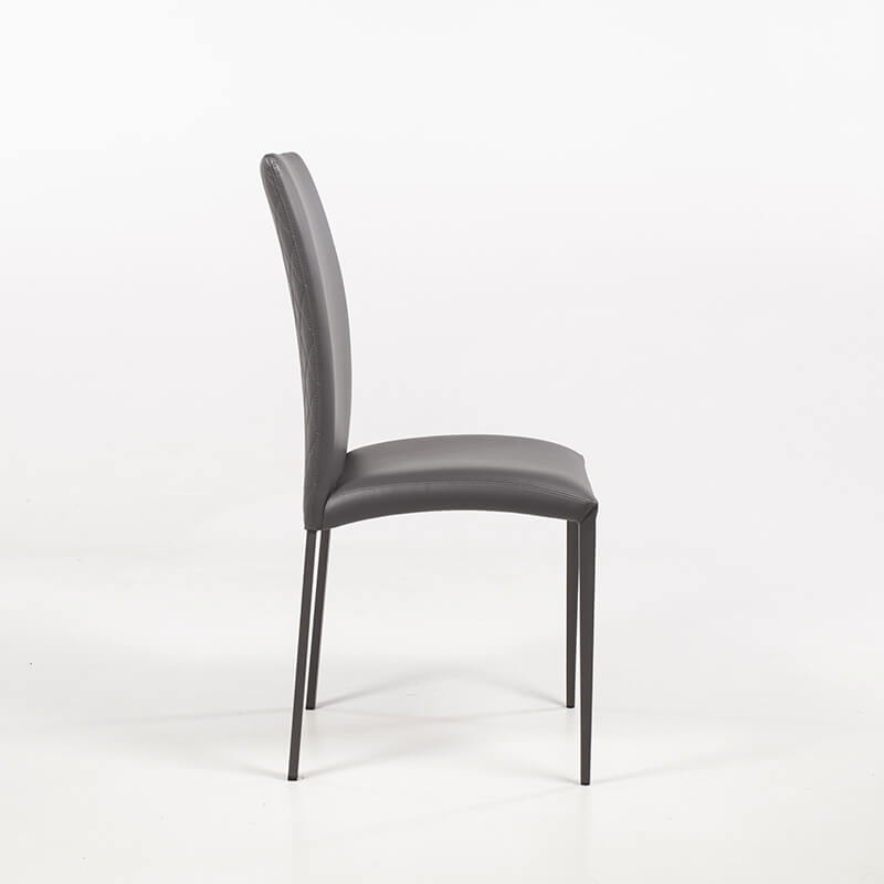 Chaise italienne contemporaine avec dos matelassé