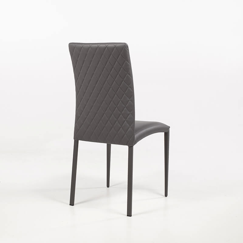 Chaise de fabrication italienne contemporaine avec dos matelassé