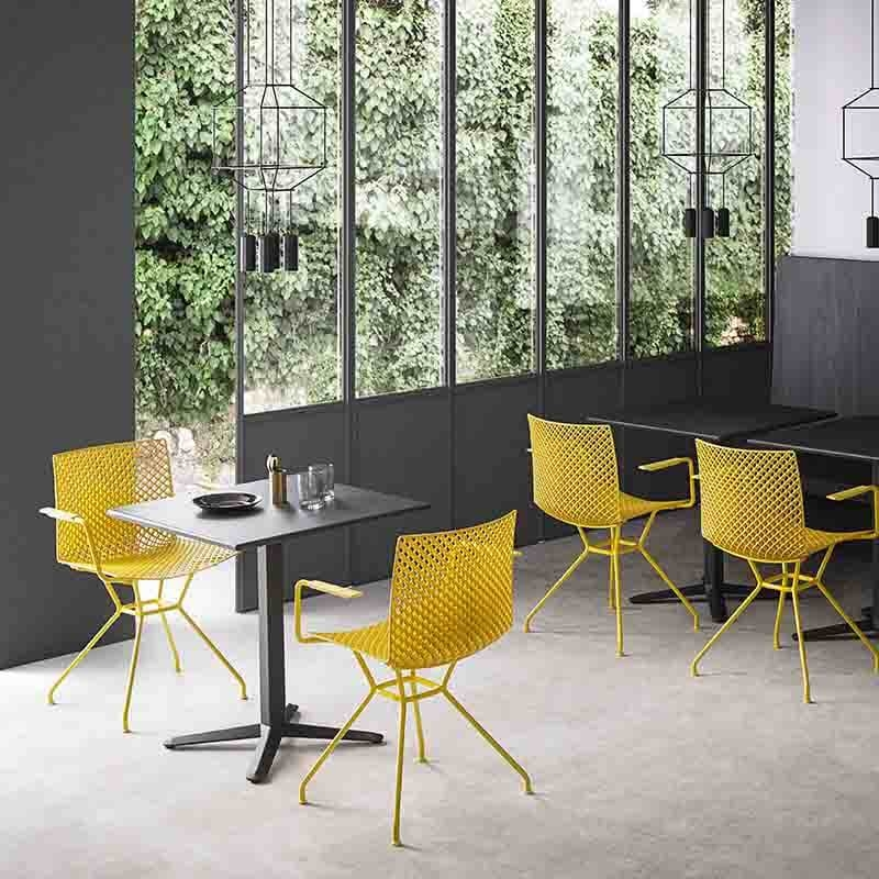 Chaise italienne avec accoudoirs design de couleur jaune - Fuller TCS