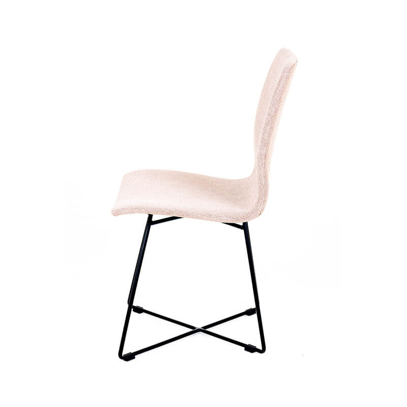 Chaise rose poudré en tissu et pieds en métal croisés - Amelie