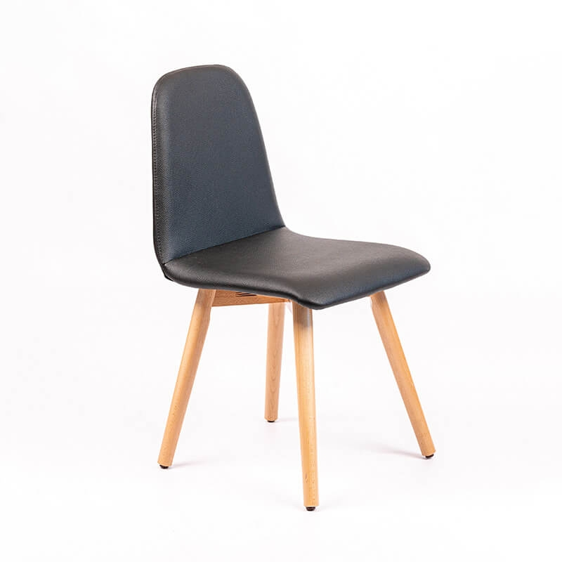 Chaise nordique rembourrée avec pieds coniques en bois - Pandora