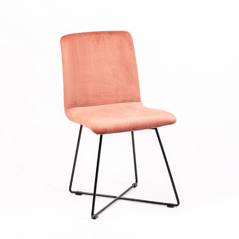 Chaise en tissu rose avec dos matelassé et pieds en métal croisés - Plaza line