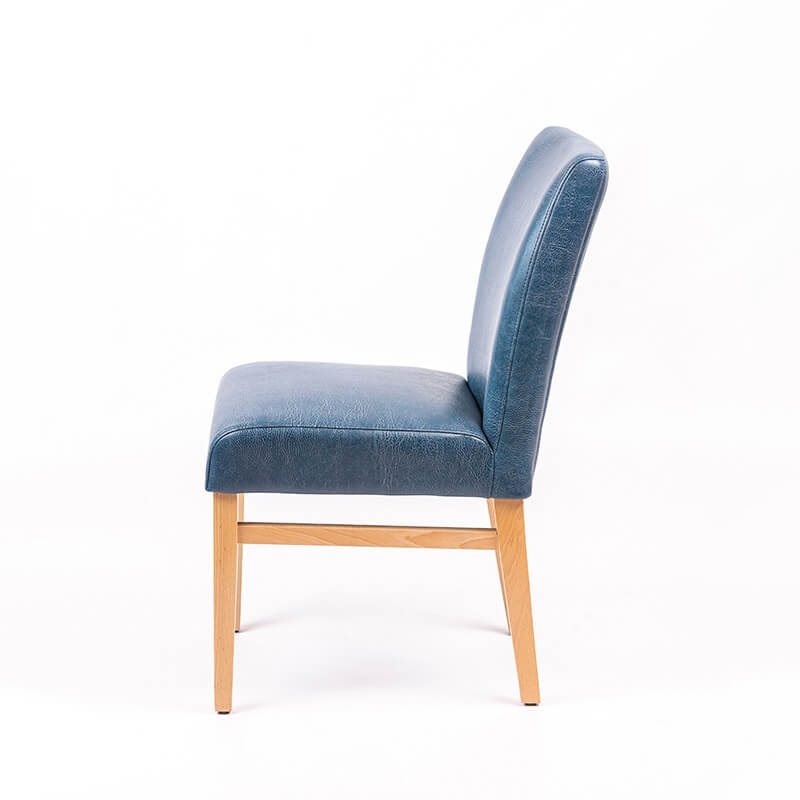 Chaise en synthétique bleue avec dos matelassé et pieds en hêtre clair - Fritz line-40