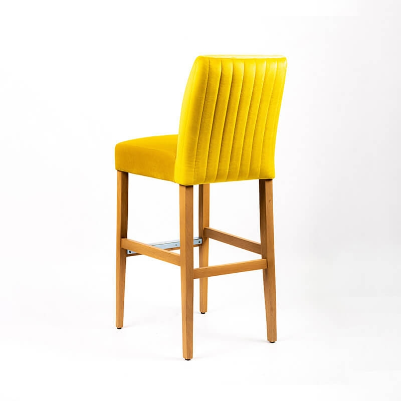 Tabouret de bar jaune avec dos en tissu matelassé et pieds en chêne - BarFritz line