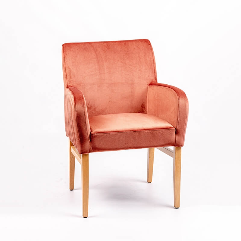 Fauteuil confortable dos matelassé en tissu rose et pieds en hêtre - Moritz line-40