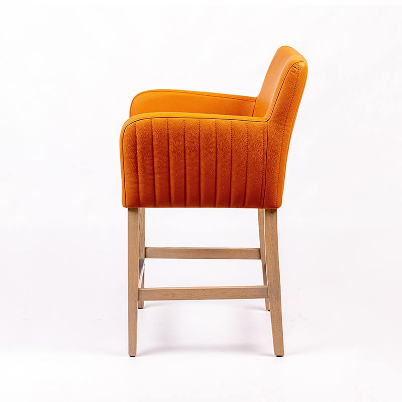 Tabouret snack orange avec dos matelassé en synthétique et pieds en bois de chêne- BarMoritz line