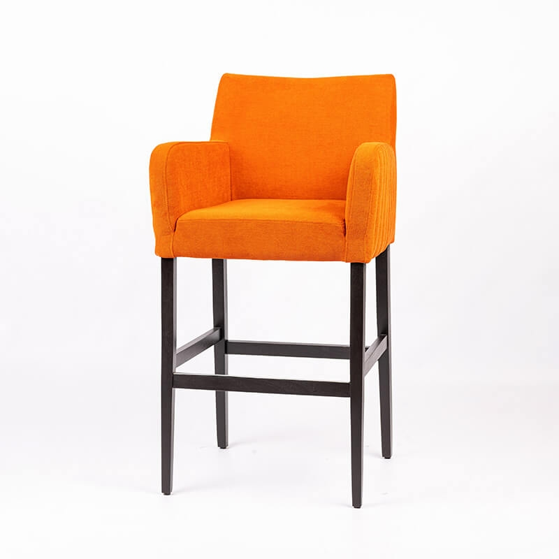 Tabouret de bar orange dos matelassé en tissu et pieds en bois - BarMoritz line