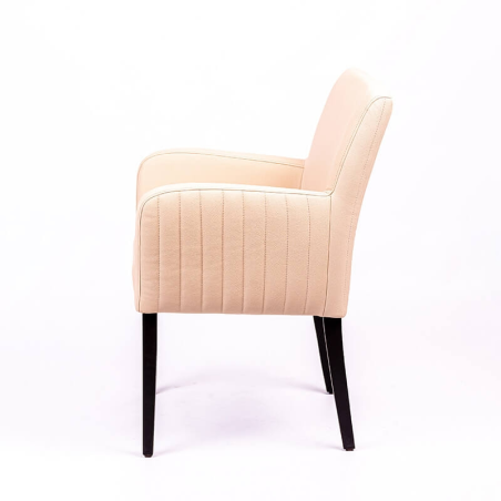 Fauteuil de salon écru confortable avec dos matelassé et pieds en bois Moritz line