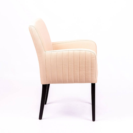 Fauteuil écru avec dos matelassé et pieds en bois Moritz line