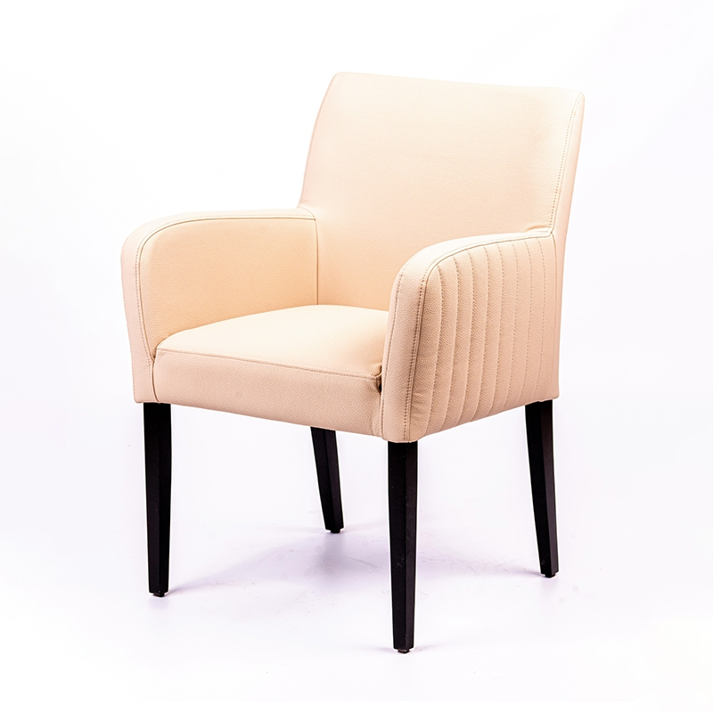 Fauteuil confortable avec dos matelassé et pieds en bois Moritz line