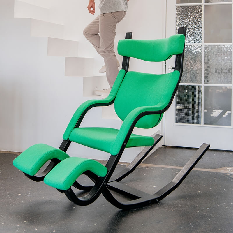 Fauteuil de relaxation en tissu vert et structure en bois noir - Gravity Varier®