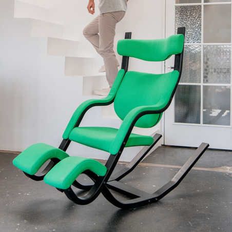 Fauteuil de relaxation en tissu vert et structure en bois noir - Gravity Varier®