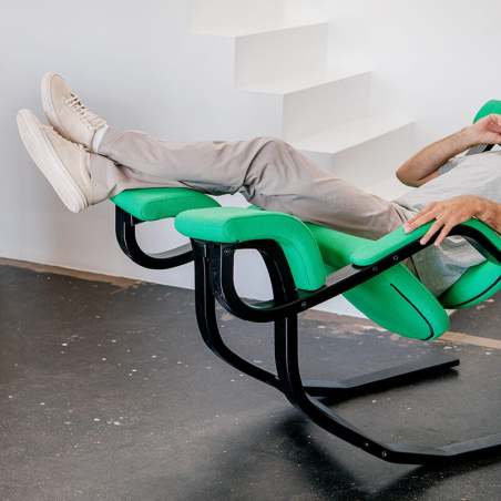 Fauteuil vert de relaxation en tissu et  pieds en bois vernis noirs - Gravity Varier®