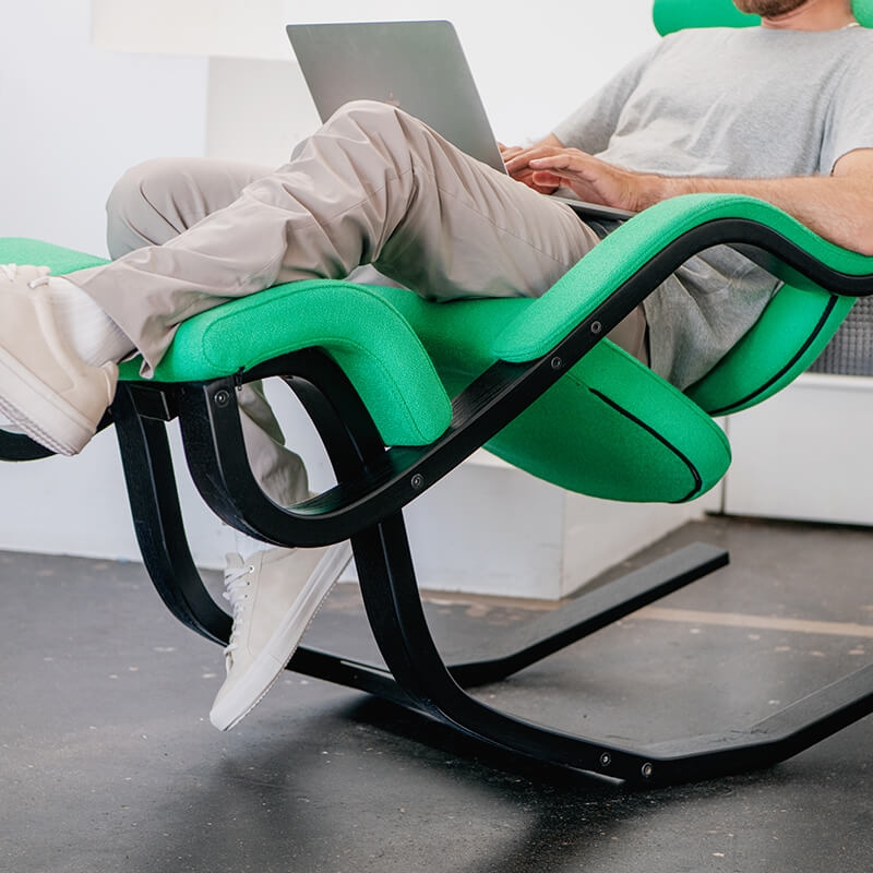 Fauteuil de relaxation en tissu vert et bois noirs- Gravity Varier®