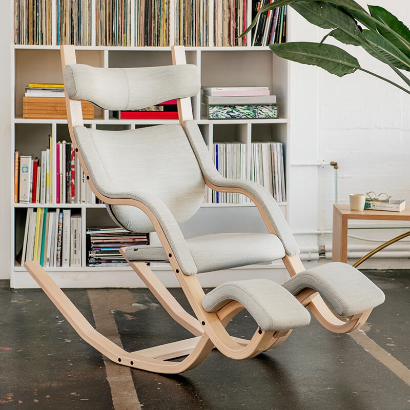 Fauteuil de relaxation en tissu beige et bois naturel - Gravity Varier®