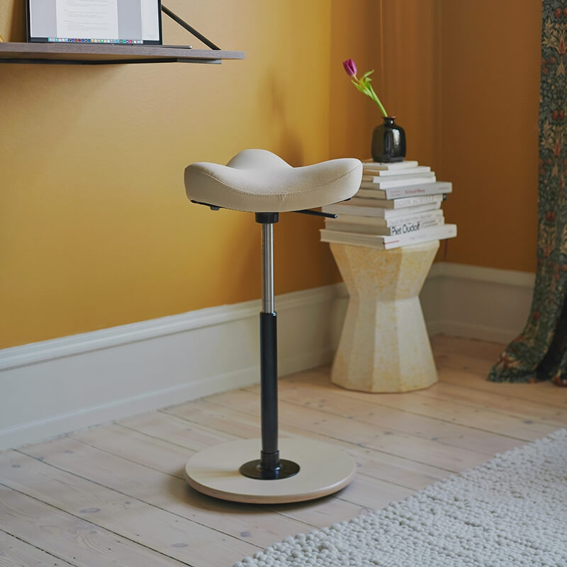 Tabouret beige réglable en tissu et pieds en bois verni - Move Varier®