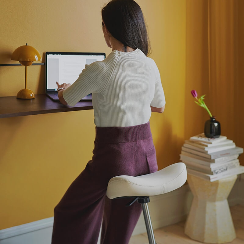 Tabouret beige ergonomique réglable en tissu - Move Varier®