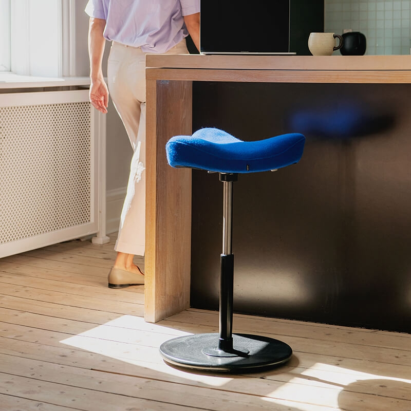 Tabouret ergonomique réglable en tissu bleu - Move Varier®