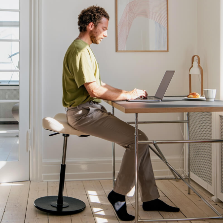 Tabouret ergonomique réglable en tissu beige et structure en bois noire- Move Varier®