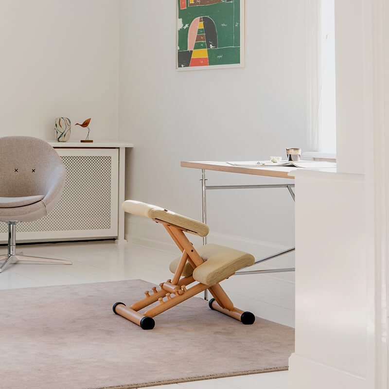 Siège de bureau ergonomique en tissu beige et bois - Multi Varier®