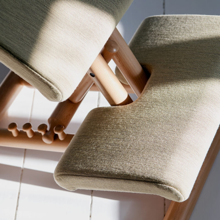 Siège de bureau ergonomique en tissu gris et bois - Multi Varier®