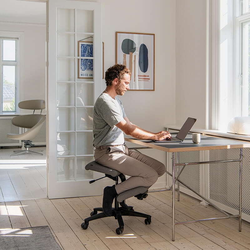 Siège ergonomique en tissu sur roulettes - Wing Varier®