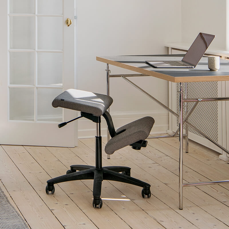 Siège ergonomique en tissu sur roulettes - Wing Varier®