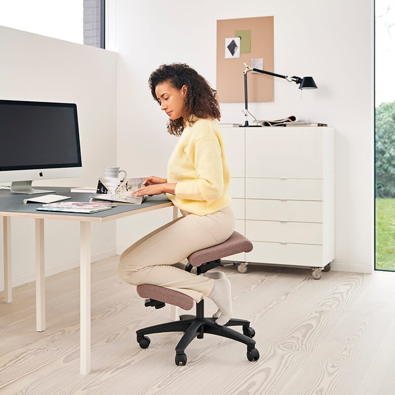 Siège ergonomique en tissu sur roulettes - Wing Varier®