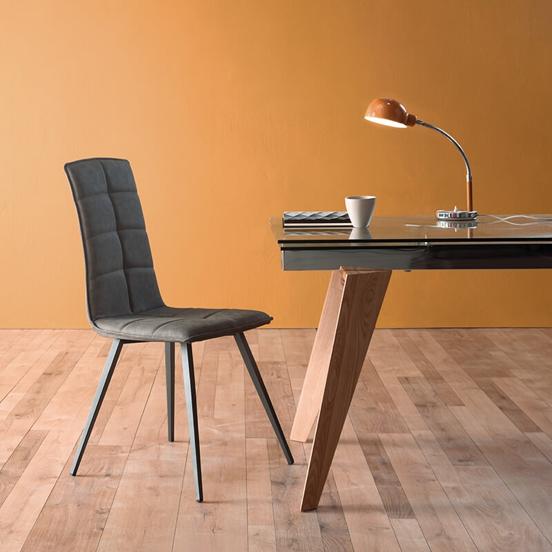 Chaise matelassée couleur gris taupe avec pieds en métal - Oregon