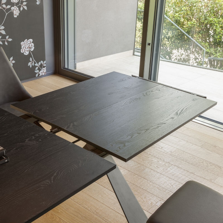 Table extensible en mélaminé noir et pieds en fer - Delta