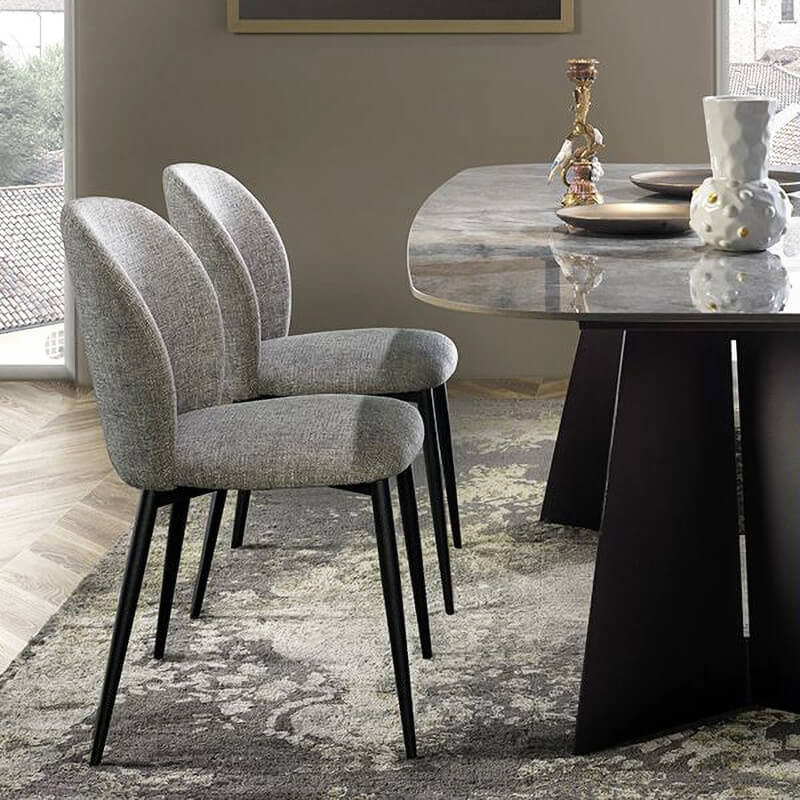 Chaise moderne grise avec dossier incurvé en tissu et métal - Odette