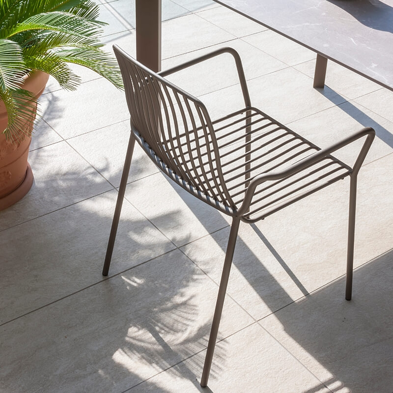 Chaise de jardin design avec accoudoirs empilable en métal - Jasmine