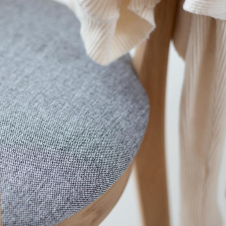 Chaise en bois massif avec assise rembourrée - 52