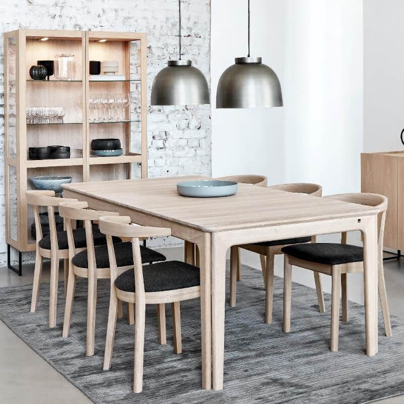 Chaise en bois massif avec assise rembourrée - 52