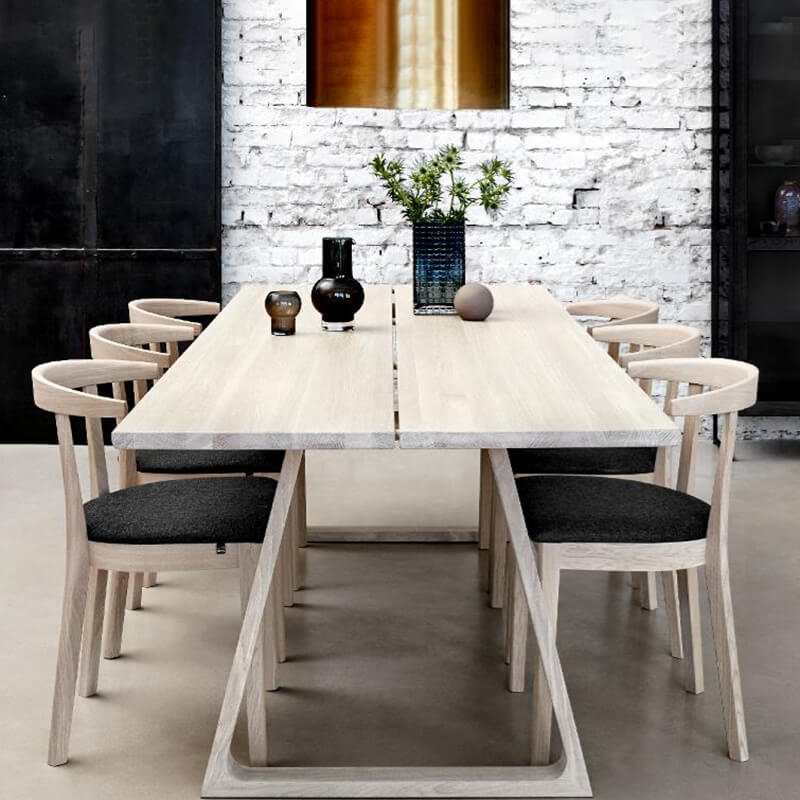 Chaise en bois massif avec assise rembourrée - 52