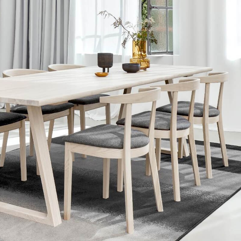 Chaise en bois naturel avec assise rembourrée - 52