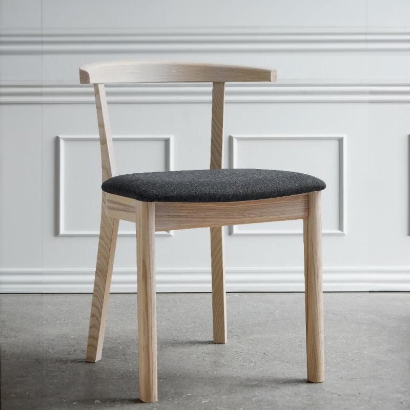 Chaise en bois massif avec assise rembourrée - 52