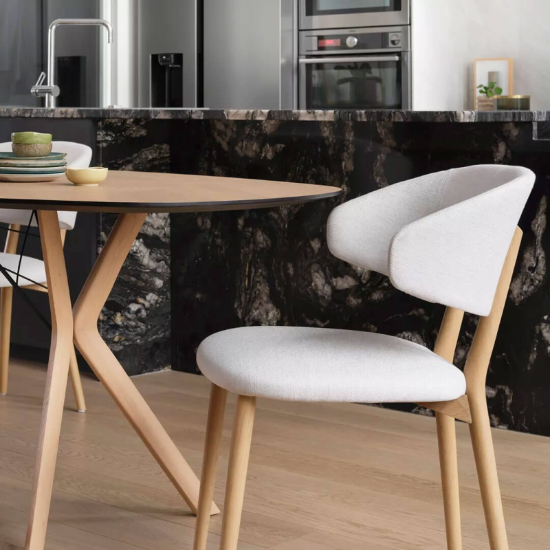 Chaise dossier incurvé en tissu et bois naturel  - Toro Mobitec®