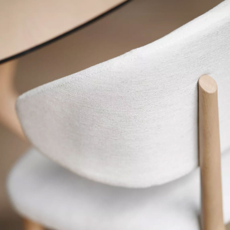 Chaise dossier incurvé en tissu et bois naturel  - Toro Mobitec®