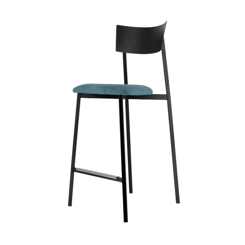 Tabouret snack fabriqué en France avec assise en tissu bleu rembourrée et dossier métal noir - Anémone Carrier®