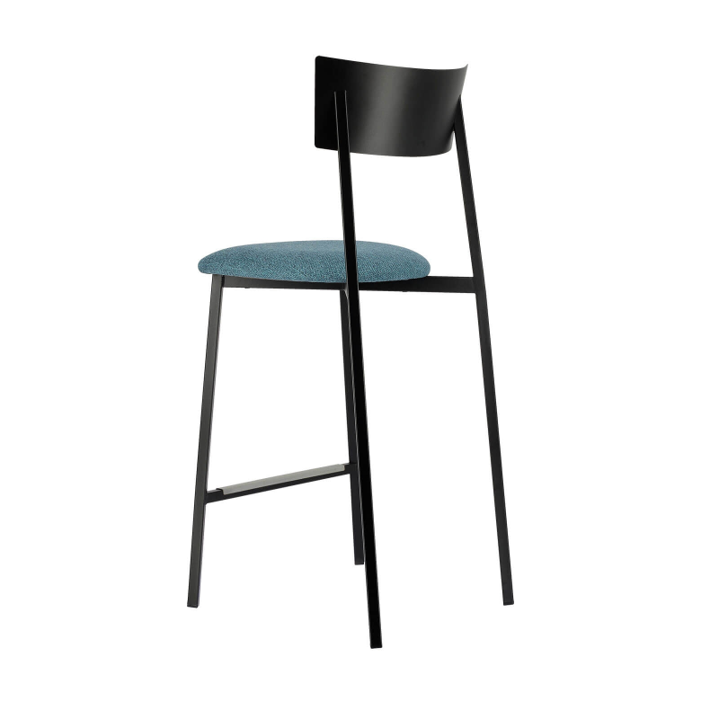 Tabouret fabriqué en France avec assise en tissu bleu rembourrée et dossier métal noir - Anémone Carrier®