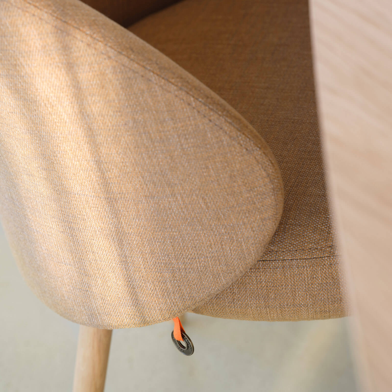 Fauteuil cosy confortable en tissu et pieds bois - Neo Mobitec ®