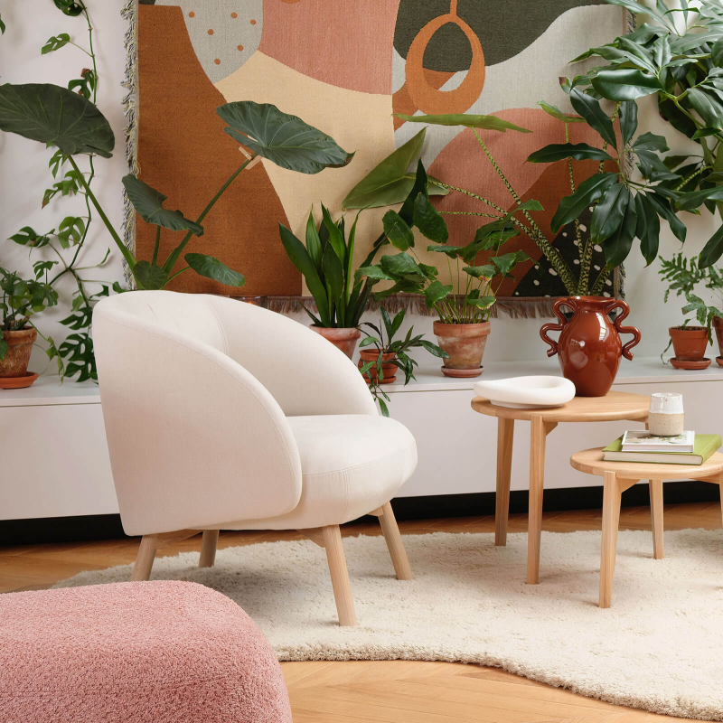 Fauteuil confortable en tissu blanc avec pieds en bois naturel - Thalia Mobitec ®