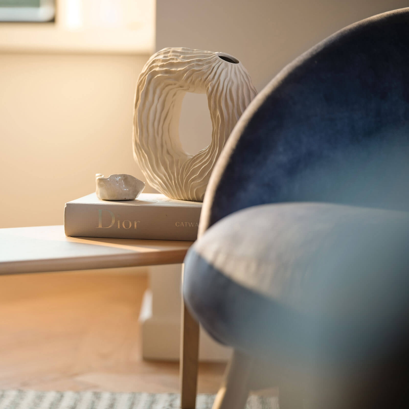 Fauteuil confortable en tissu avec pieds en bois - Thalia Mobitec ®