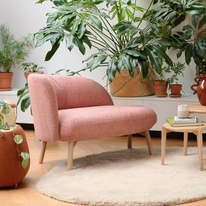 Banquette cosy en tissu avec bouclettes rose et pieds en bois naturel - Thalia Mobitec ®