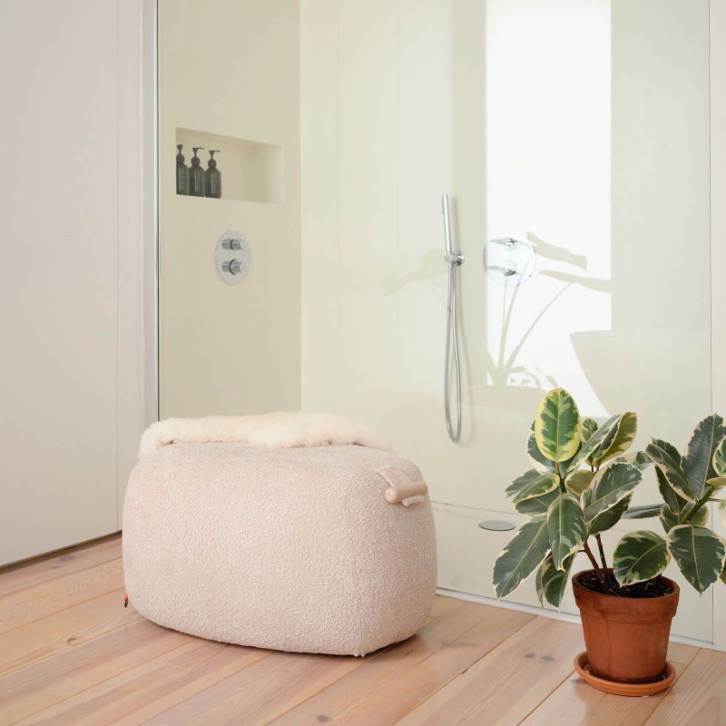 Pouf cosy en tissu bouclé blanc avec poignée en bois naturel - Thalia XL Mobitec ®