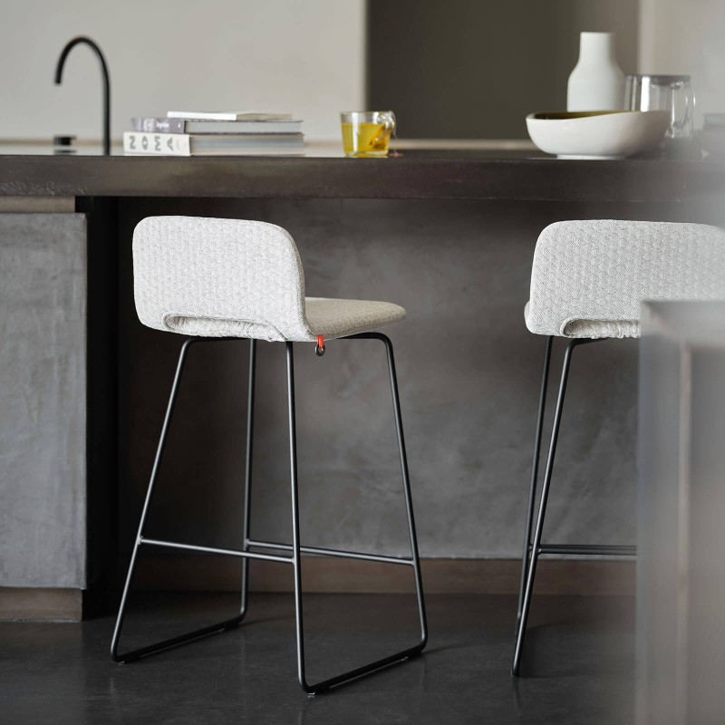 Tabouret haut design en tissu gris avec dossier bas et pieds en métal noir - Pamp Mobitec ®