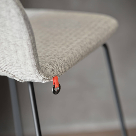 Tabouret design en tissu gris avec dossier bas et pieds en métal noir - Pamp Mobitec ®