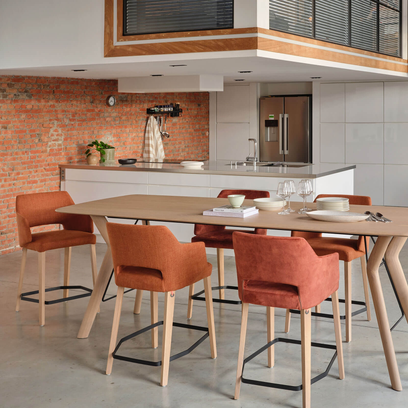 Tabouret snack en tissu marron avec accoudoirs et pieds en bois naturel - Lena Mobitec ®